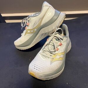 Saucony Endorphin Speed 4 women’s - like new condition